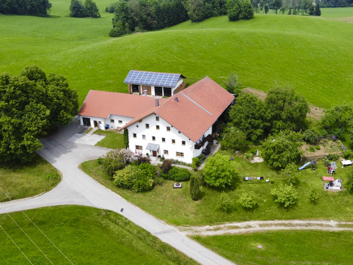 Luftaufnahme von einem Hof in Niederbayern