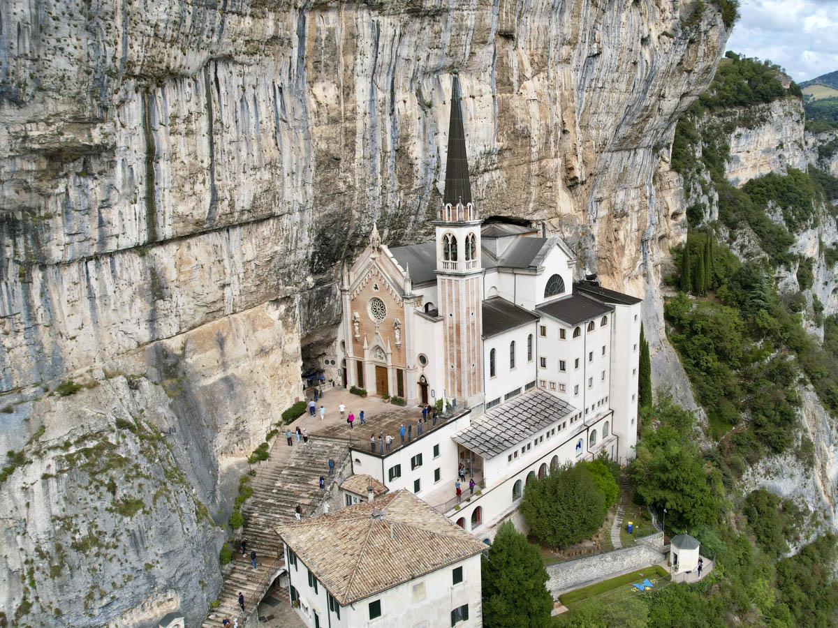 Luftaufnahme einer Kiche in der Natur