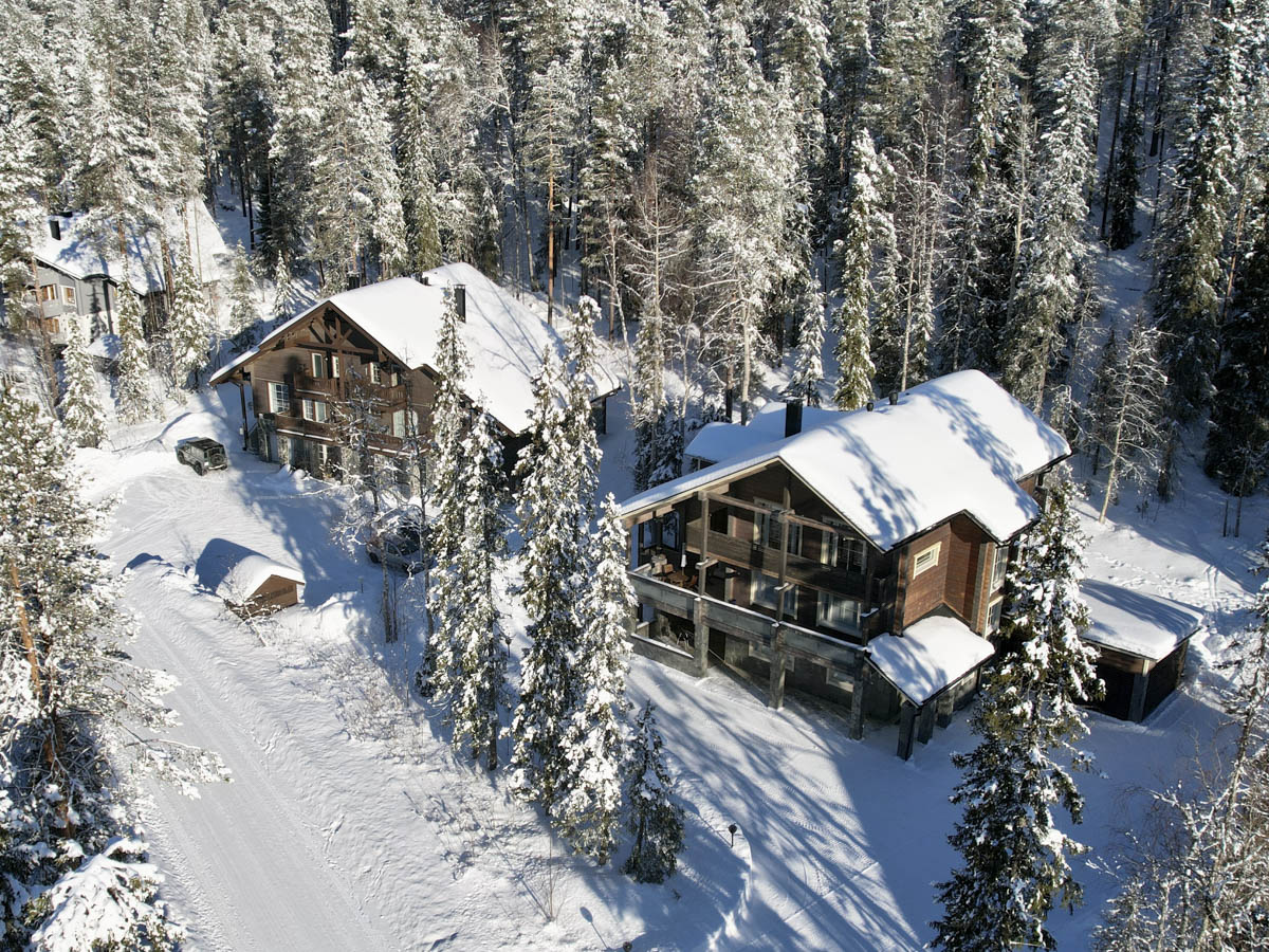 Immobilie von oben im Winter