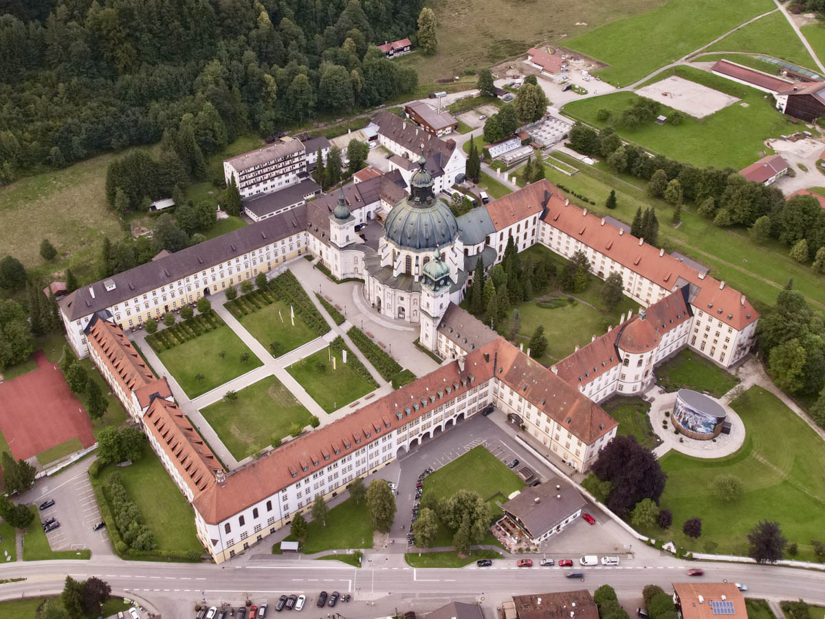 Drohnenbild von einem Kloster in Bayern